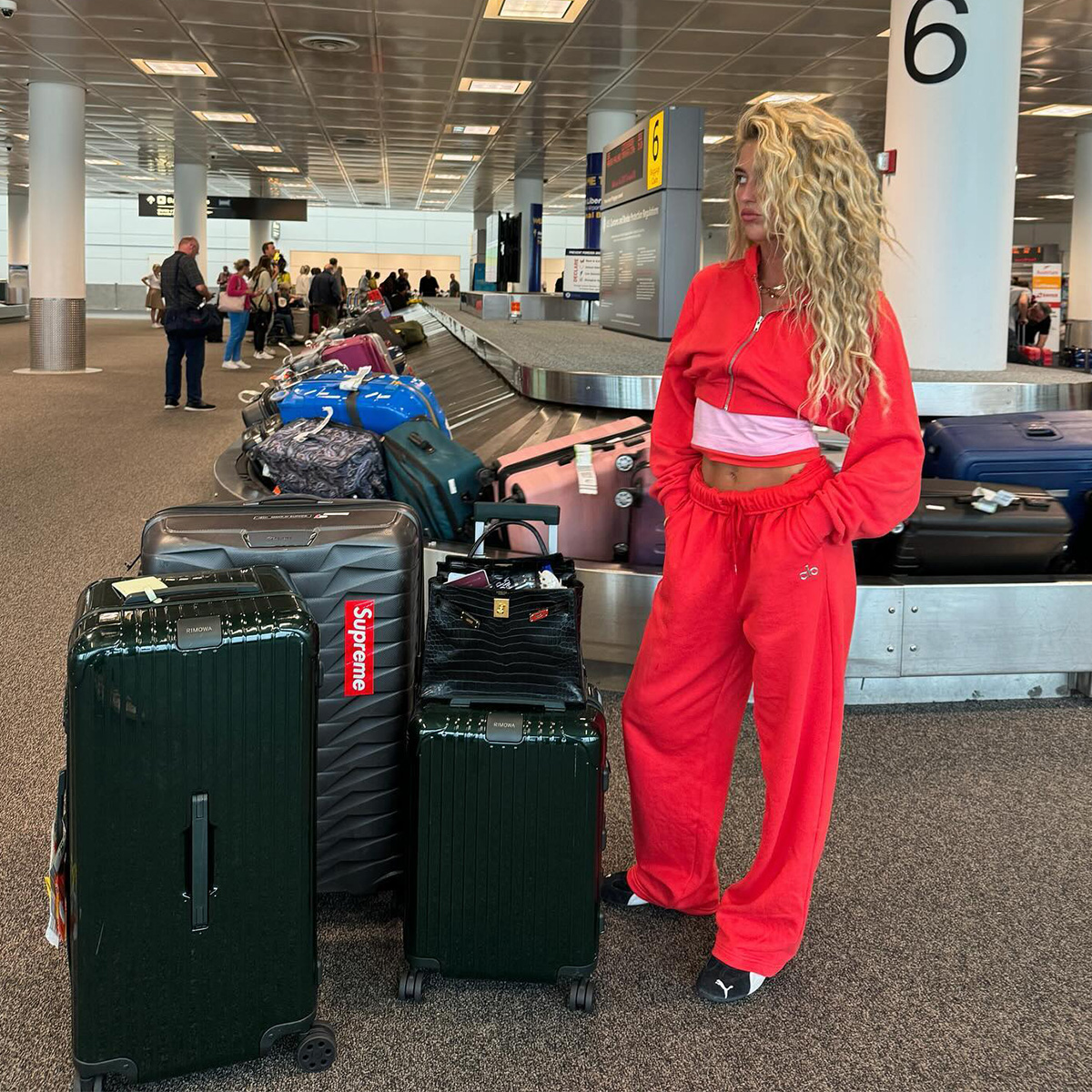 easy-elevated-airport-outfits-311562-1704749109301-square